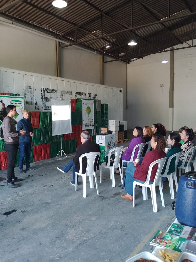 Visita do grupo de Nutricionistas do GHC no CD Agricultura Familiar.jpeg